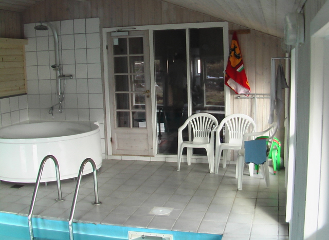 Poolraum mit 18 m grossen Swimmingpool und Whirlpool, Grossen Sauna und Sitzecke