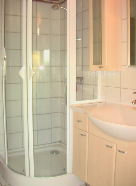 Grosses Badezimmer mit 90 cm. groen Rundduschkabine, Waschtisch, Miele Waschmaschine und AEG Trockner
